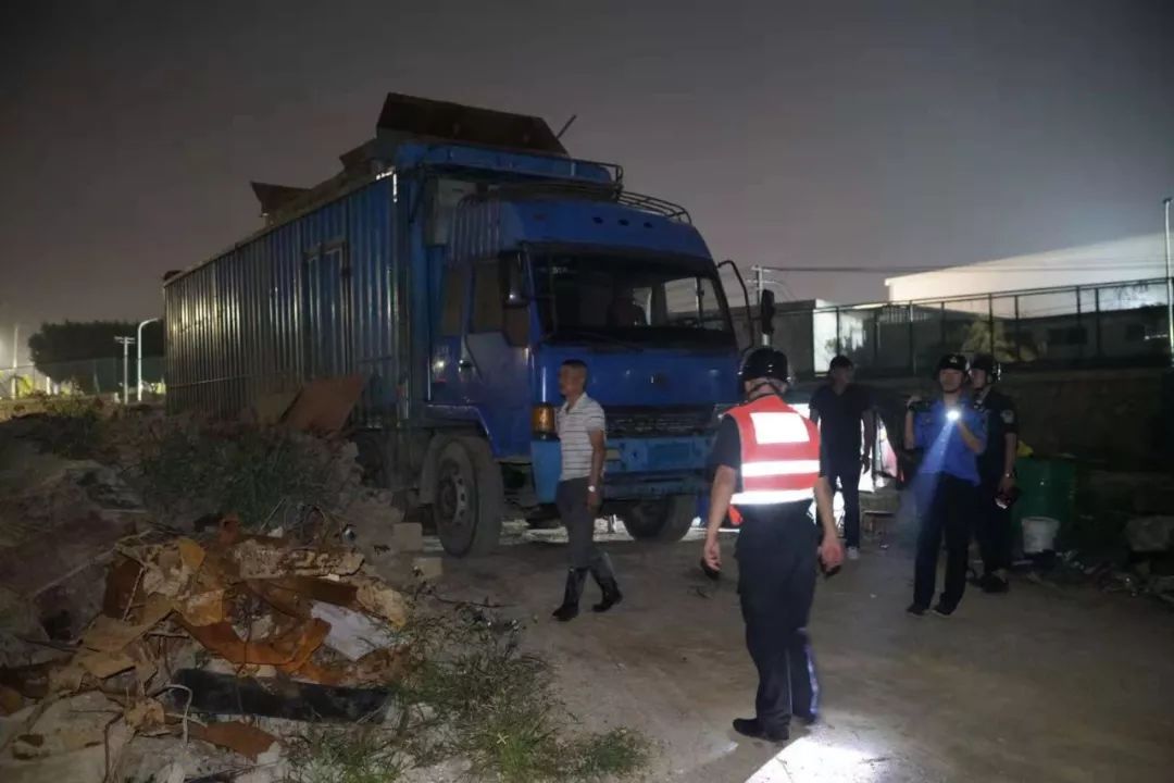 火速出击：“城管蓝”智擒“黑砂场”(图8)