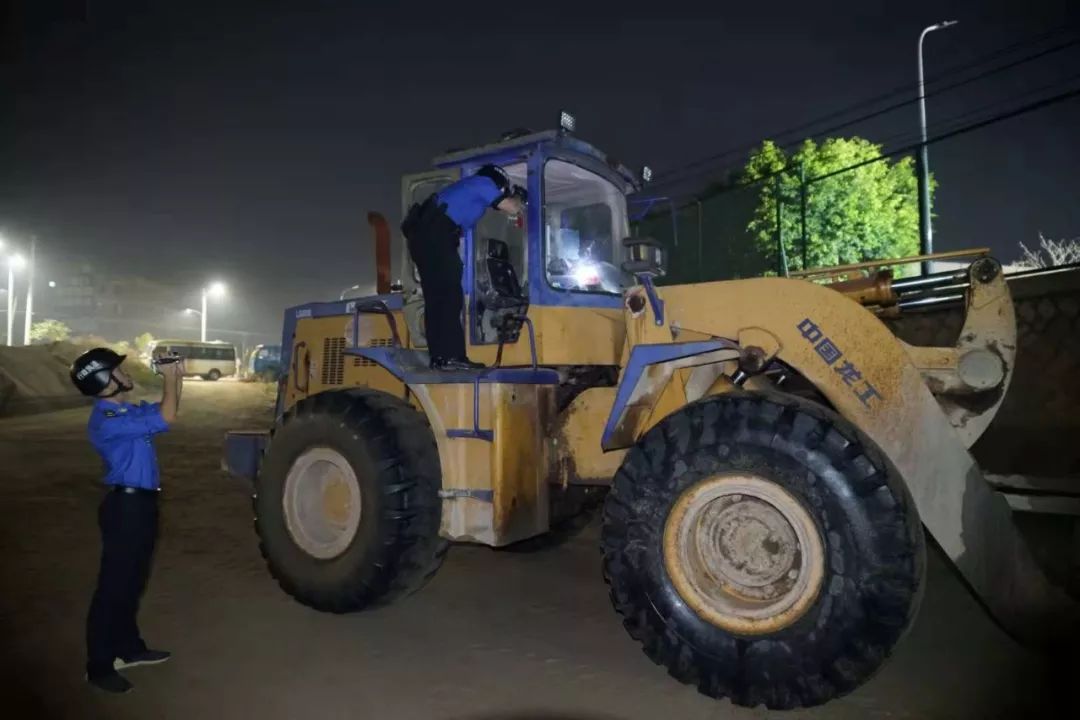 火速出击：“城管蓝”智擒“黑砂场”(图12)