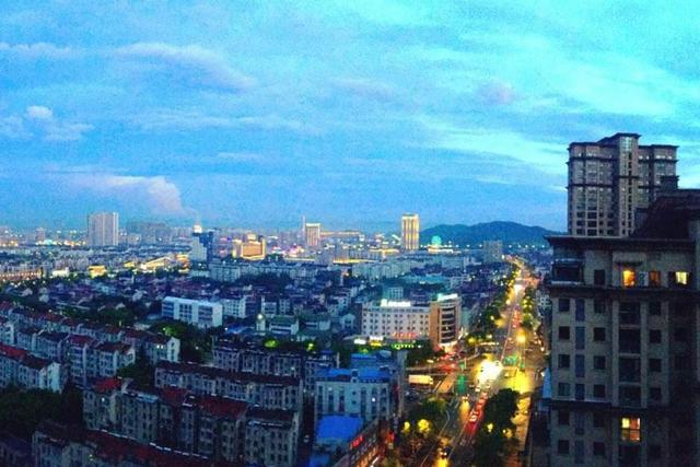 江苏一县市，由常州代管，石灰石储量10亿吨，被誉为“丝绸之乡”(图1)