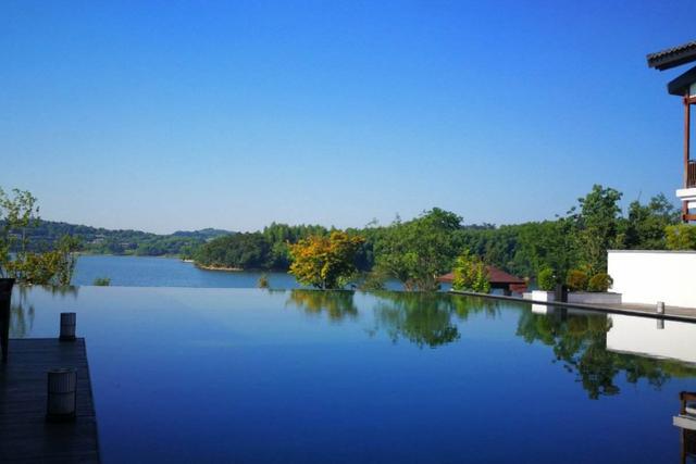 江苏一县市，由常州代管，石灰石储量10亿吨，被誉为“丝绸之乡”(图3)