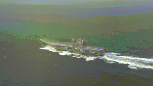 印度国产航母海上飙车，极限速度只有28节，超过法国“戴高乐”号(图1)