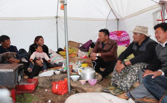 微说洛隆丨政协洛隆县委员会深入马利镇布许虫草采集点视察(图2)