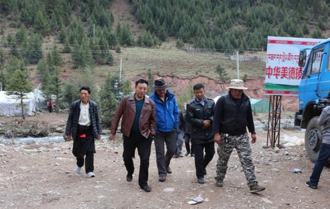微说洛隆丨政协洛隆县委员会深入马利镇布许虫草采集点视察(图1)