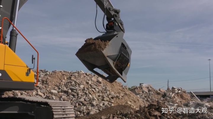 旋转筛分斗，挖机带的移动筛沙机，工作现场实拍~(图1)