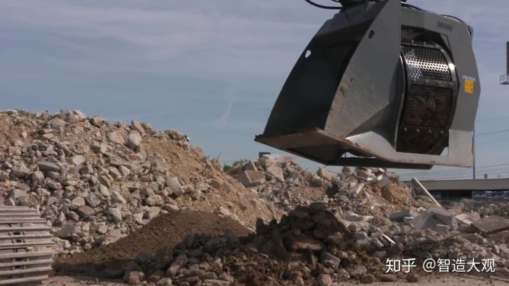 旋转筛分斗，挖机带的移动筛沙机，工作现场实拍~(图2)