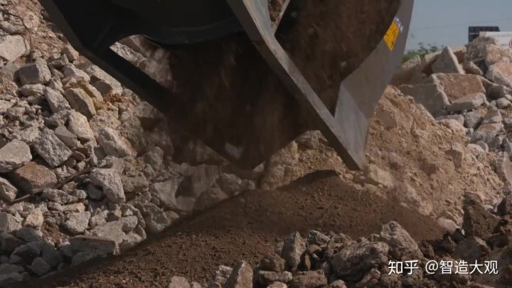 旋转筛分斗，挖机带的移动筛沙机，工作现场实拍~(图7)