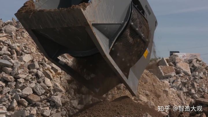 旋转筛分斗，挖机带的移动筛沙机，工作现场实拍~(图6)