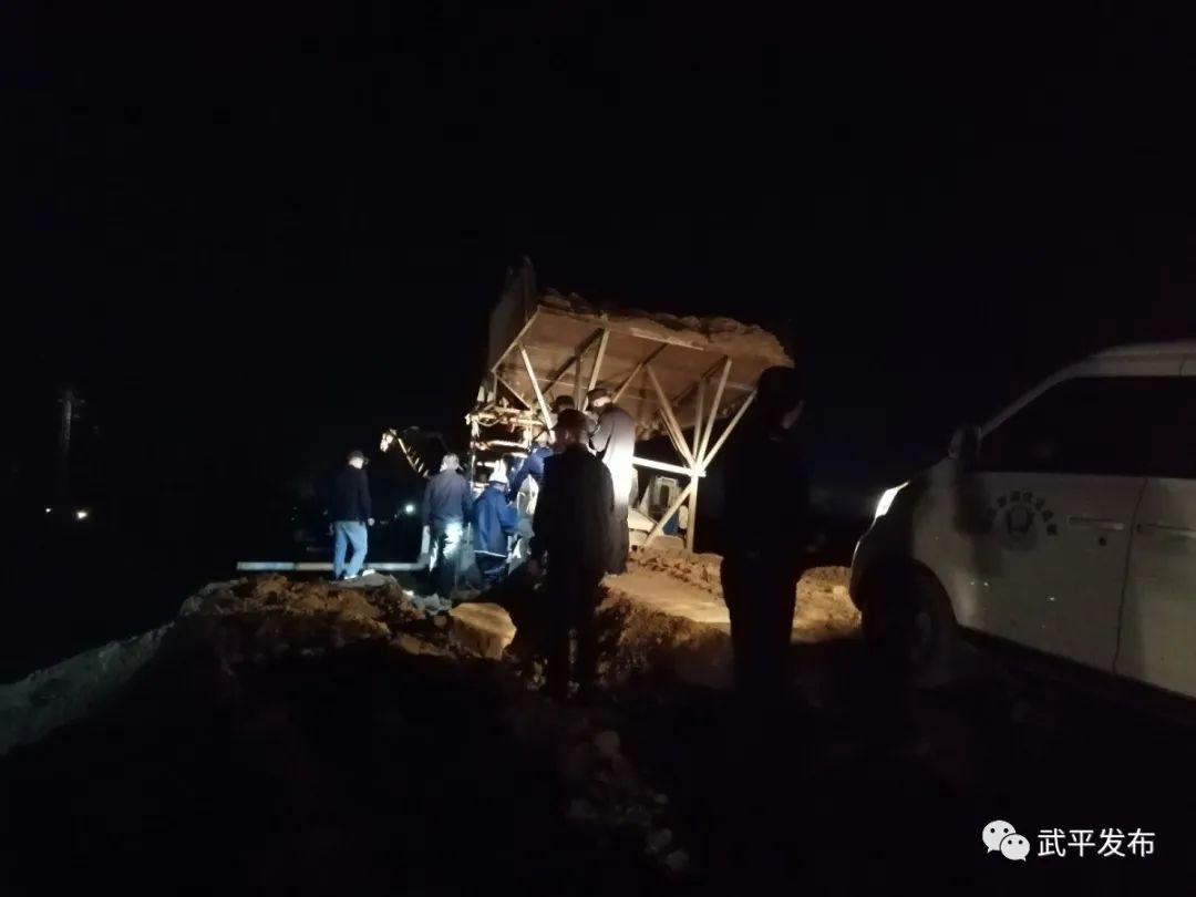 小样儿，拆了还敢卷土重来？武平：深夜出击！摧毁两处非法洗砂点(图2)