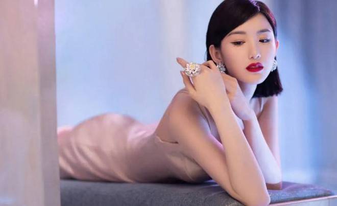 斗渣爹撕渣男被叫好，如今毛晓彤又一次“出圈”，敢爱敢恨大女人(图1)