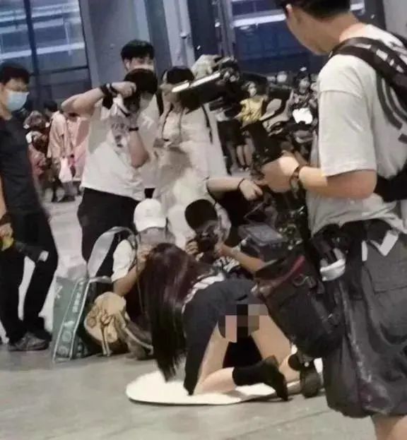 90后女教师上课露底裤“挑逗”，偷拍图片流出，尺度惊人！学生：老师的腿好白！(图3)