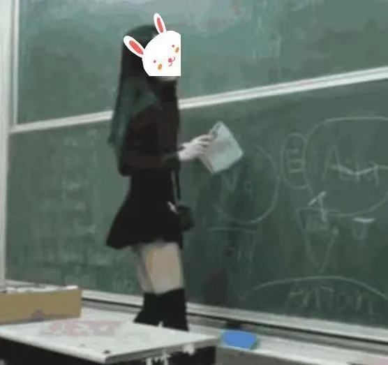 90后女教师上课露底裤“挑逗”，偷拍图片流出，尺度惊人！学生：老师的腿好白！(图4)