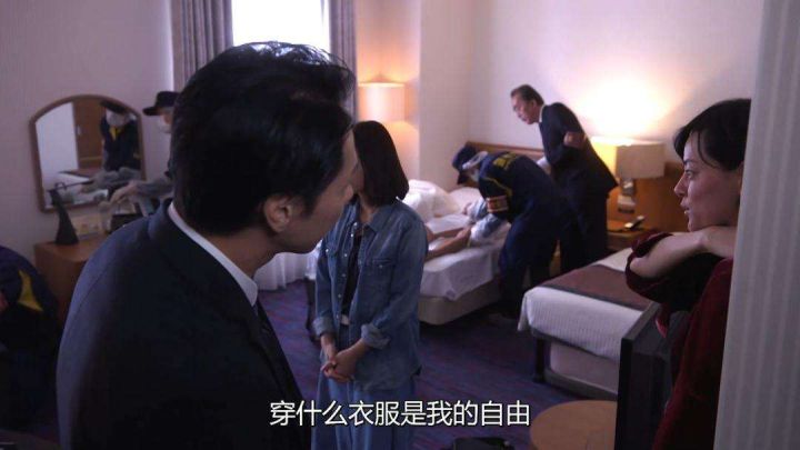 90后女教师上课露底裤“挑逗”，偷拍图片流出，尺度惊人！学生：老师的腿好白！(图7)