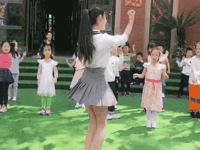 90后女教师上课露底裤“挑逗”，偷拍图片流出，尺度惊人！学生：老师的腿好白！(图6)