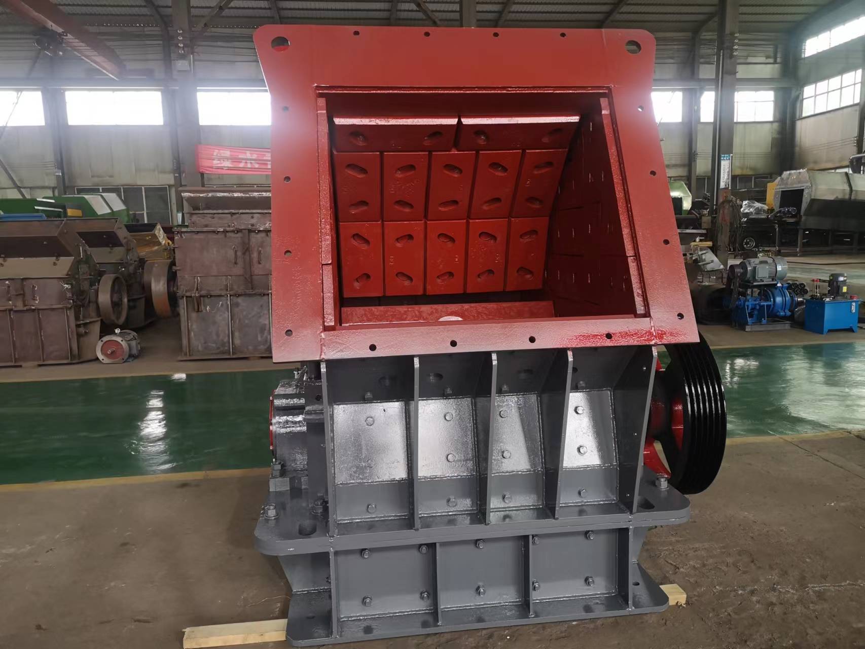 玄武岩破碎制砂用欧版反击式破碎机生产线生产流程(图1)