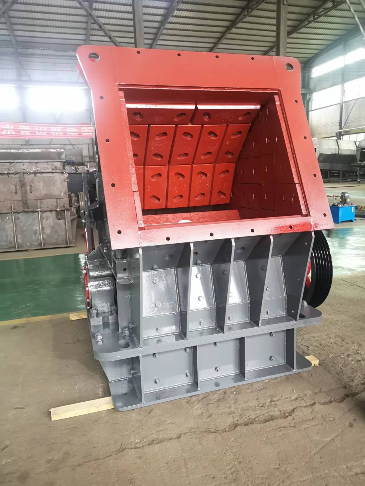 玄武岩破碎制砂用欧版反击式破碎机生产线生产流程(图2)