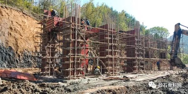 【动态】聚焦破碎筛分设备日产万吨玄武岩生产线EPC项目即将投产(图2)