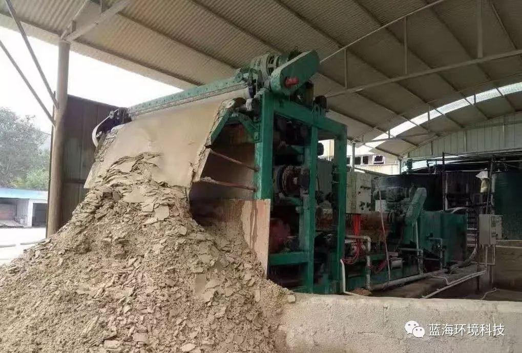 制砂厂、洗砂厂、碎石场泥浆废水处理可选用蓝海带式压滤设备(图6)