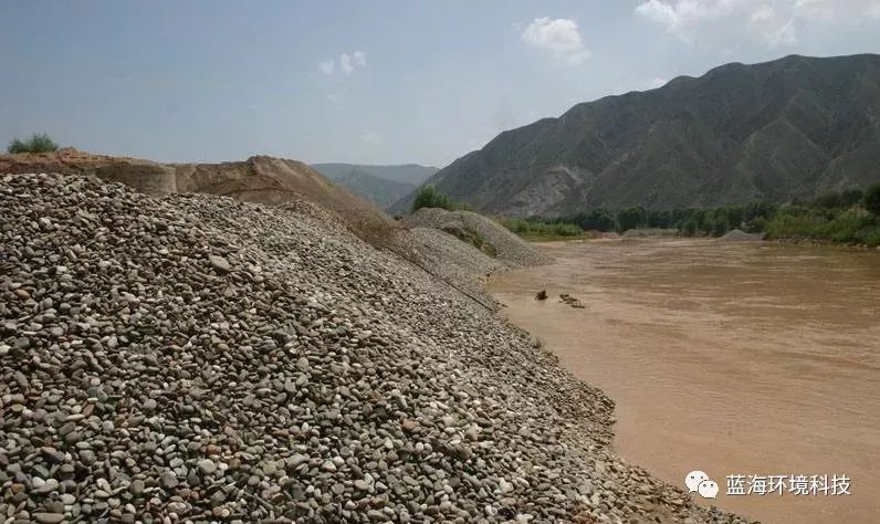 制砂厂、洗砂厂、碎石场泥浆废水处理可选用蓝海带式压滤设备(图4)