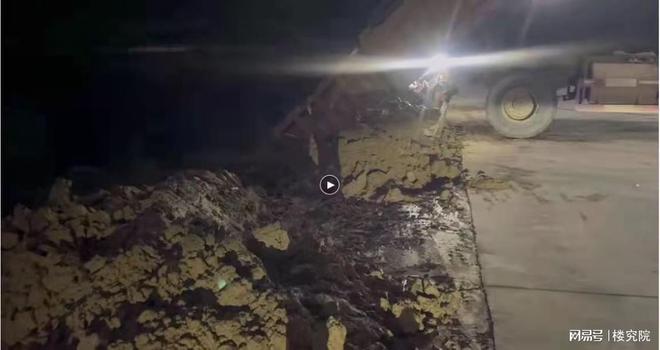 洗砂废水流入农田四川广安邻水丰禾无名砂石厂趁天黑倾倒污泥(图1)