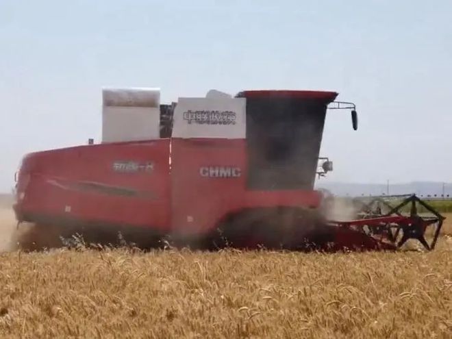 哪怕是新手，“新疆—8”联合收割机也能让你获得丰厚回报(图2)