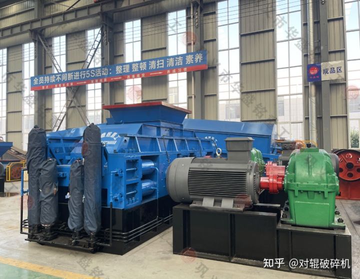 花岗岩制砂用什么设备好,当然是花岗岩对辊制砂机(图1)