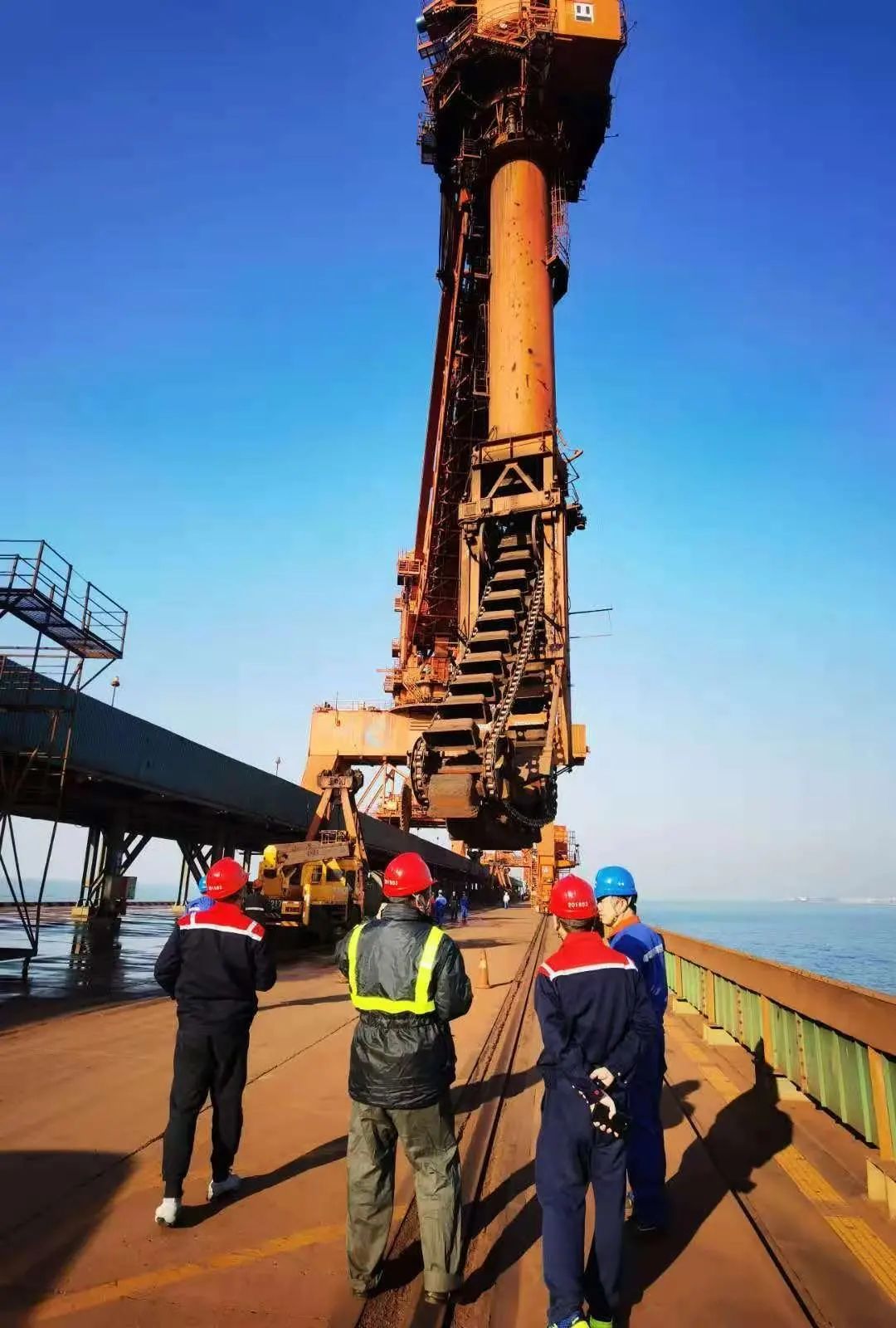 远方取经，做好准备，为链斗式卸船机上岸打下基础~(图4)