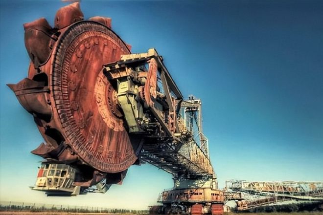 世界上最大的斗轮挖掘机，地面上的巨无霸，一天挖掉一座山(图3)