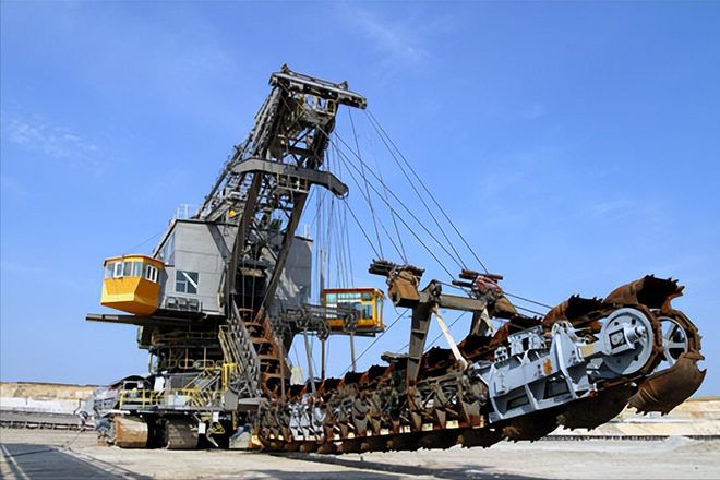 世界上最大的斗轮挖掘机，地面上的巨无霸，一天挖掉一座山(图5)