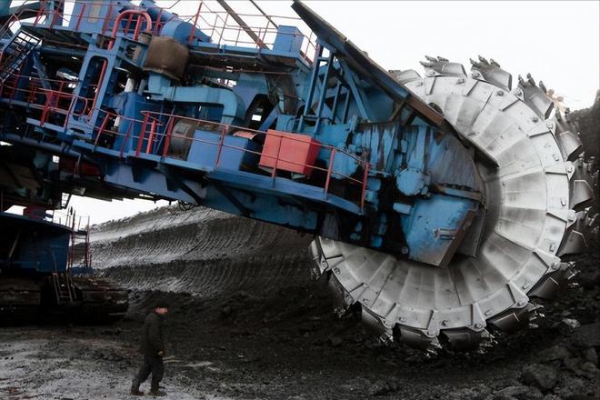 世界上最大的斗轮挖掘机，地面上的巨无霸，一天挖掉一座山(图7)