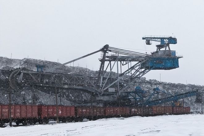 世界上最大的斗轮挖掘机，地面上的巨无霸，一天挖掉一座山(图8)