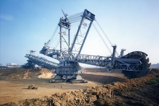 世界上最大的斗轮挖掘机，地面上的巨无霸，一天挖掉一座山(图9)