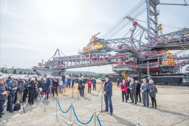 世界上最大的斗轮挖掘机，地面上的巨无霸，一天挖掉一座山(图14)