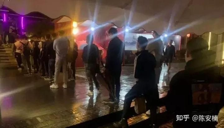 聚众淫乱，千人约炮：成都M.C浴室群P事件曝光后，守活寡的同妻们哭了(图1)