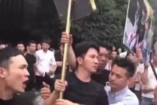 网传洗剪吹到公司上班视频，宋祖德出面辟谣，称仍不能麻痹大意(图1)