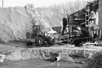 这里藏着“惊三角”非法洗砂场(组图)(图1)