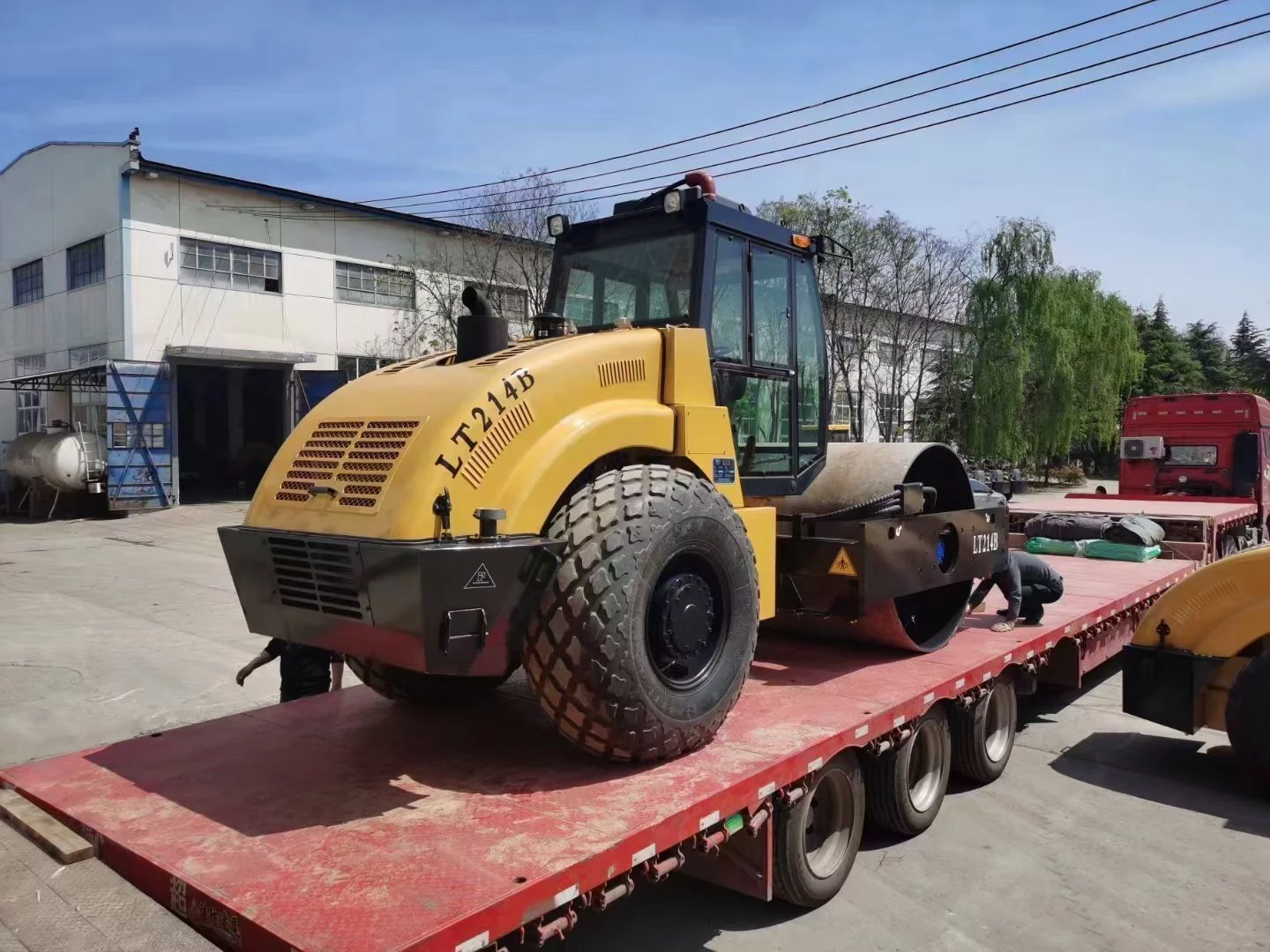 压实力强,压实速度快,14吨单钢轮振动压路机(图2) 压实力强,压实速度快,14吨单钢轮振动压路机(图2)