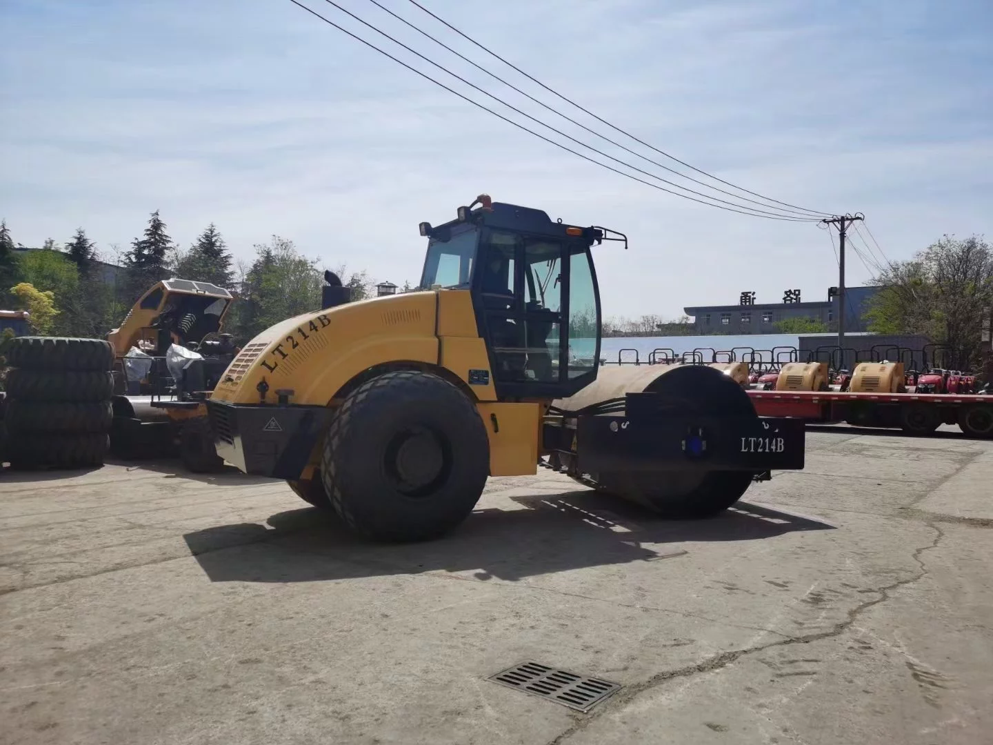 压实力强,压实速度快,14吨单钢轮振动压路机(图3) 压实力强,压实速度快,14吨单钢轮振动压路机(图3)