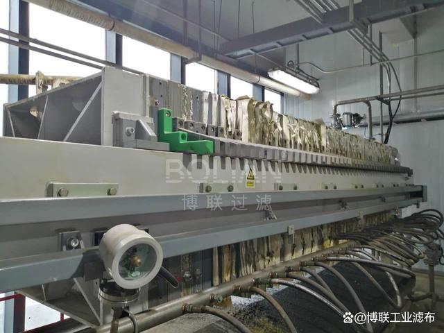 压滤机漏料的原因(图1) 压滤机漏料的原因(图1)