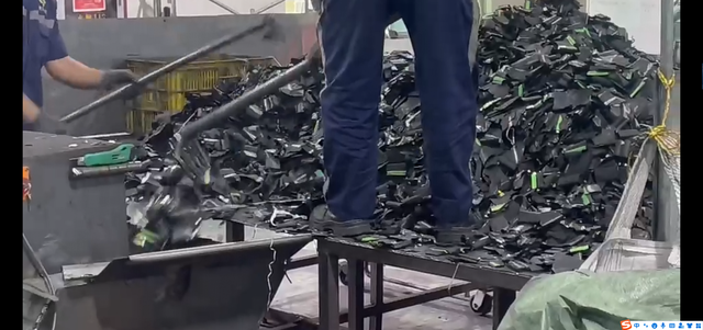 废旧锂电池极片破碎分选的处理工艺及其处理设备(图4) 废旧锂电池极片破碎分选的处理工艺及其处理设备(图4)