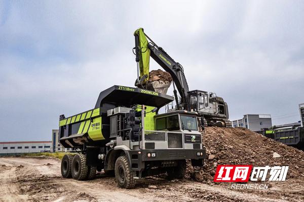 奔山赴海，中联重科大型矿山成套设备批量发车(图3)