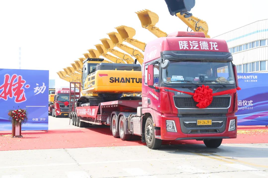 山推大型矿用装备批量出口发运仪式举行(图4) 山推大型矿用装备批量出口发运仪式举行(图4)