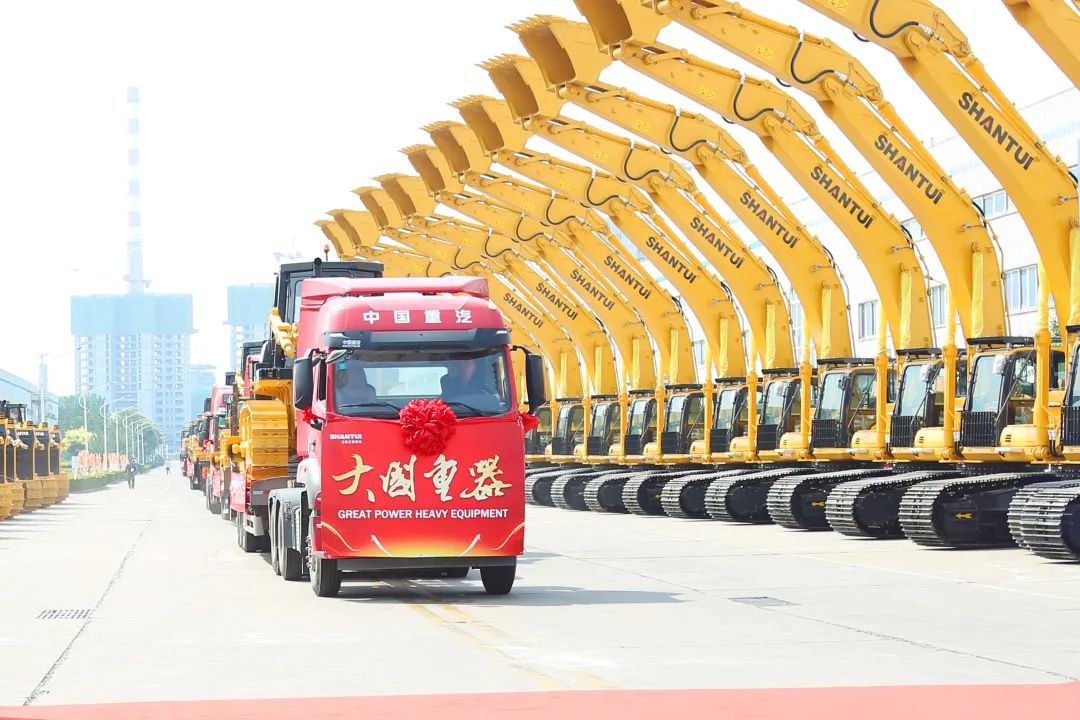 山推大型矿用装备批量出口发运仪式举行(图5) 山推大型矿用装备批量出口发运仪式举行(图5)