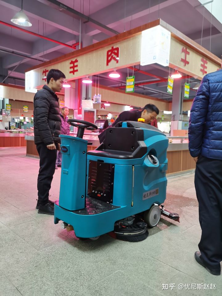 云南洗地机发展迅速高效彻底完成清洁任务(图1) 云南洗地机发展迅速高效彻底完成清洁任务(图1)