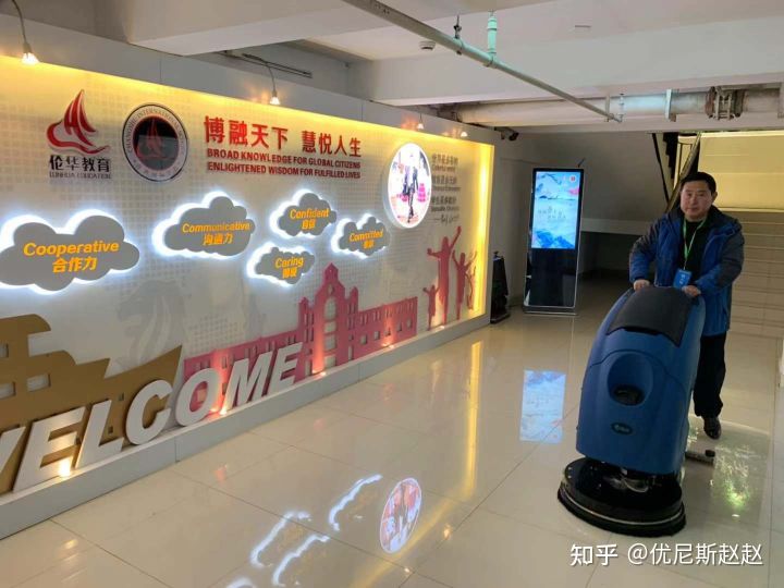 云南洗地机发展迅速高效彻底完成清洁任务(图2) 云南洗地机发展迅速高效彻底完成清洁任务(图2)