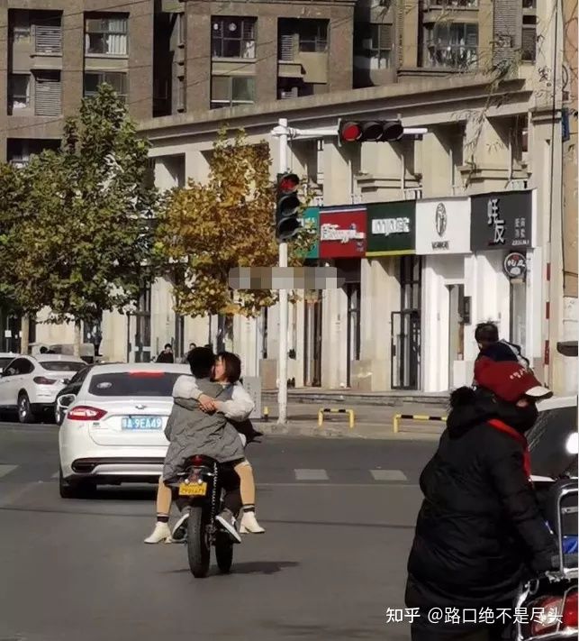 温州星巴克上演精彩一幕，不雅行为被“现场直播”：别把不要脸，当成性解放！(图10)