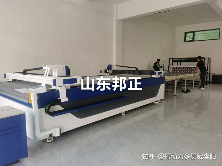 山东邦正机械设备，主营振动刀切割机、布料皮革下料机、全自动切割机、垫片切割机、软玻璃切割机、沙发切割机、PVP材料切割机以及服装、布料多层裁切割机（多层裁剪机）(图6)