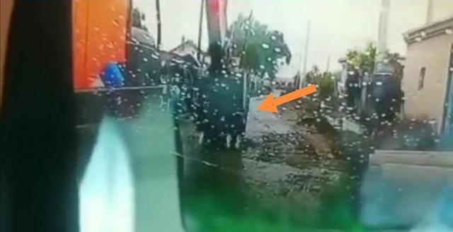 吉林男子用挖掘机挖斗将修路工地的工头拍死，连拍8下，惨不忍睹(图6)