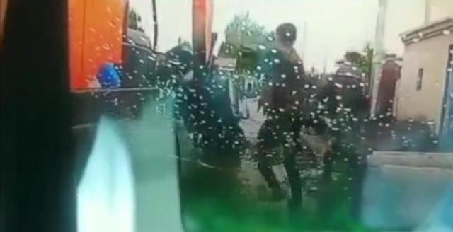 吉林男子用挖掘机挖斗将修路工地的工头拍死，连拍8下，惨不忍睹(图3)