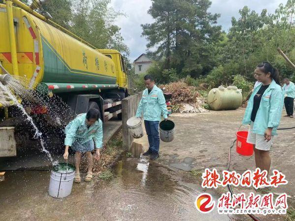 绿化水车“变身”送水车解独居老人用水难题(图3)