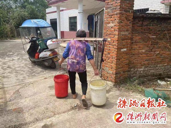 绿化水车“变身”送水车解独居老人用水难题(图4)